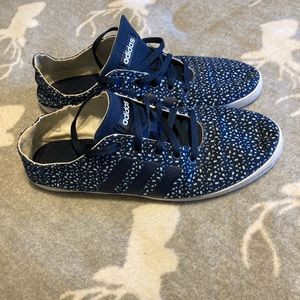 Adidas sneakers Womens size 7 very light weight and comfy